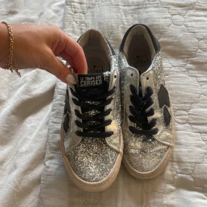 Glittriga sneakers Le Temps des Cerises - Säljer dessa glittriga sneakers, väldigt bra skick knappt använda