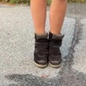 Isabel marant liknande skor - Bruna isabel marant liknande skor med kilklack skriv om du är intresserad 