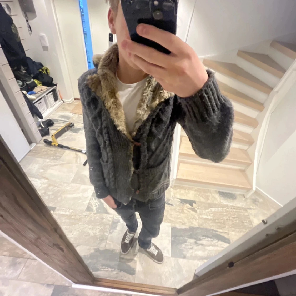 Mörkgrå stickad kofta med päls