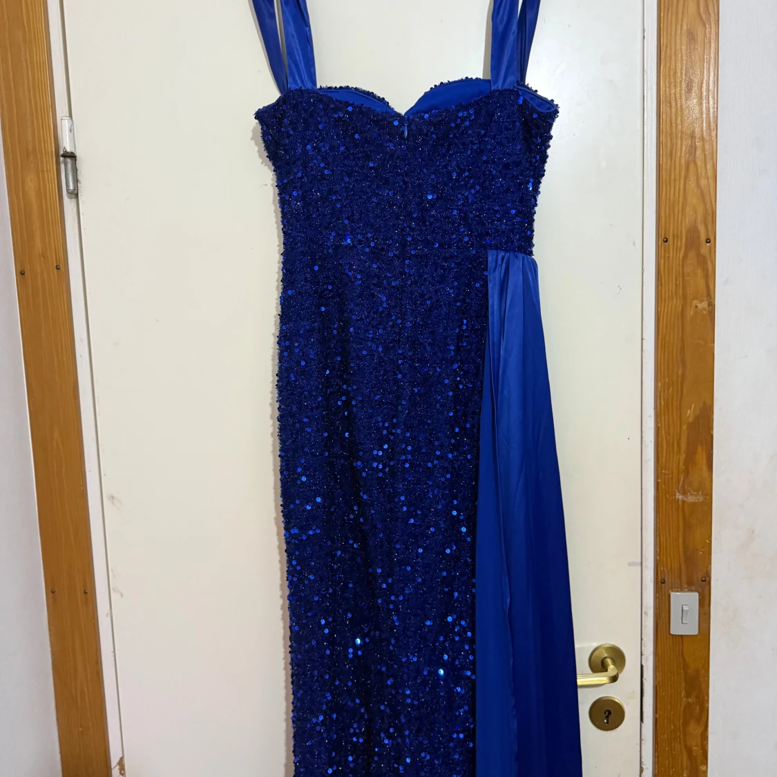 Glittrig blå långklänning med släp - 3