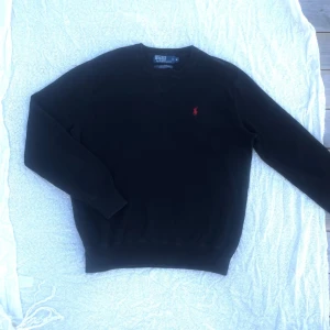 Ralph lauren tröja  - Ralph Lauren tröja i storlek M. Färgen är svart, fits to size! Bra skick och redo att skickas direkt vid köp! 