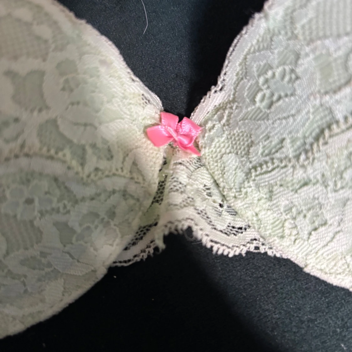 Söker en Ljusgrön spets-bh med rosa rosett - 3
