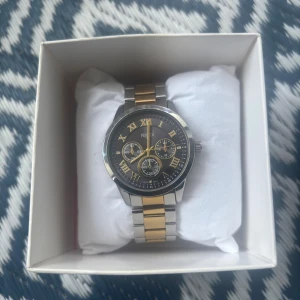 Klocka - Regal herrklocka - metallband, 41mm, helt oanvänd endast testad en gång då jag tog bort en länk men det ingår.
