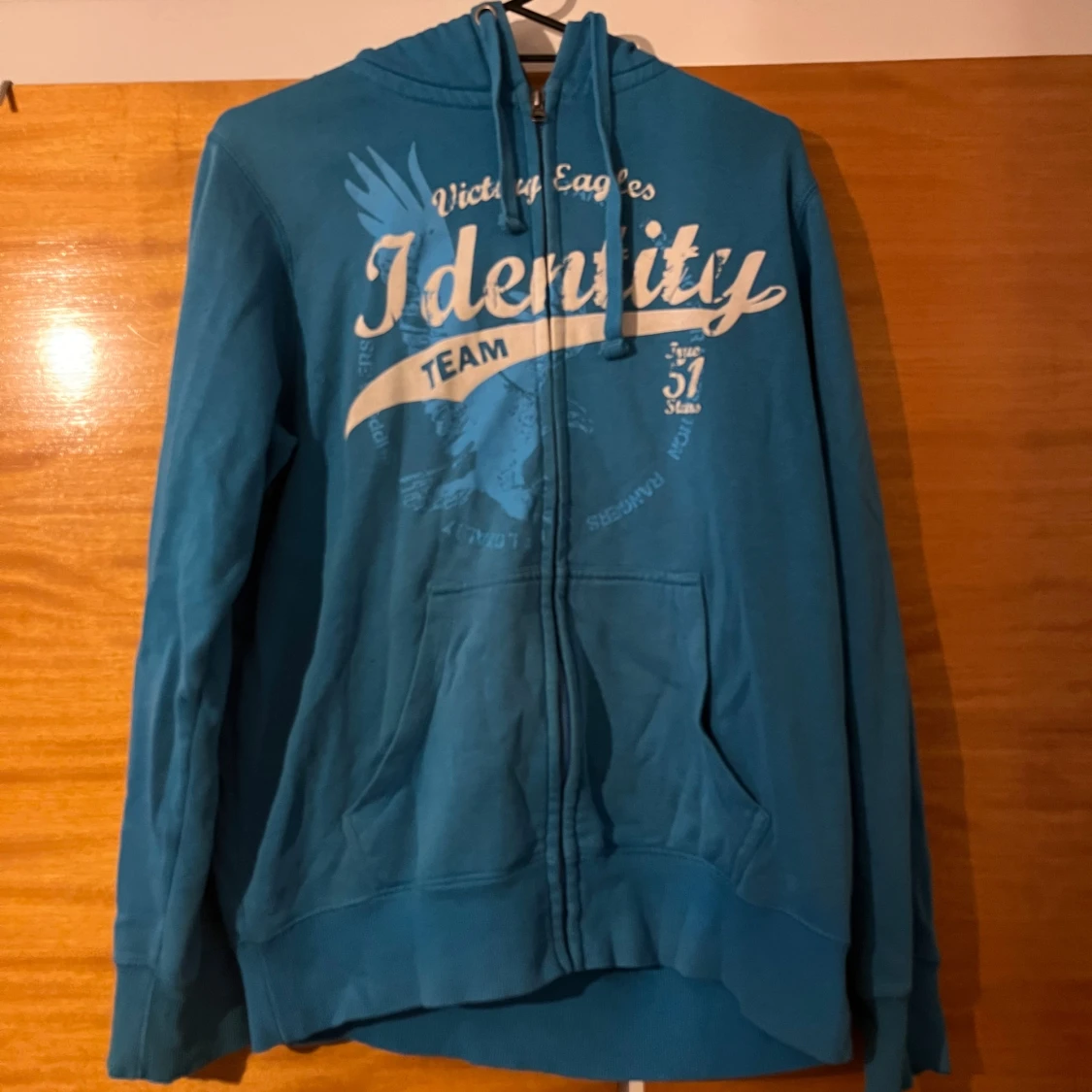 Blå hoodie Identity Team med tryck