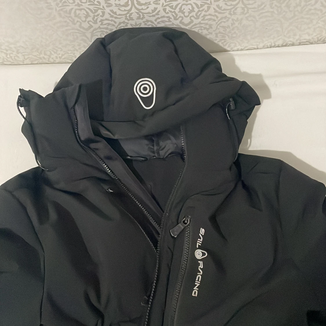 Svart dunjacka från Sail Racing - 4