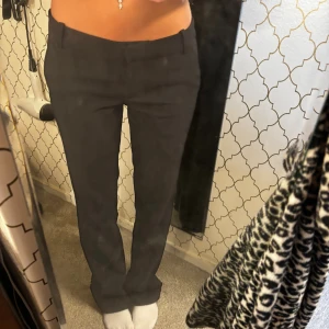 Svarta kostymbyxor från BikBok - Snygga svarta kostymbyxor från BikBok som är lågmidjade och längre. Byxorna har hällor för bälte, diskreta fickor och en stilren look som passar perfekt till en trendig outfit. Materialet känns mjukt och följsamt, och midjan är normalhög för en bekväm passform. Jättebra skick jag är 173