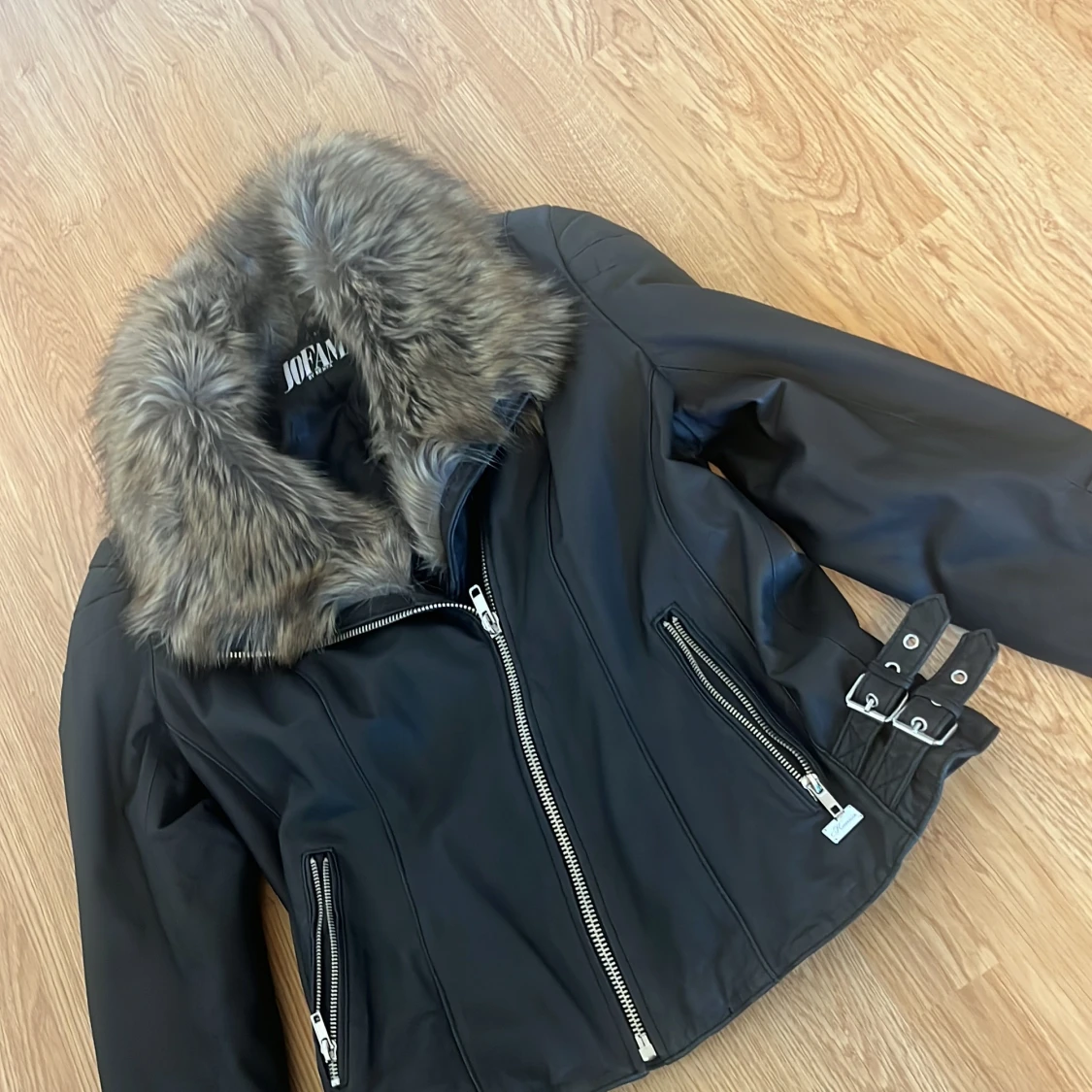 Svart skinnjacka med fuskpäls från Jofama - 2