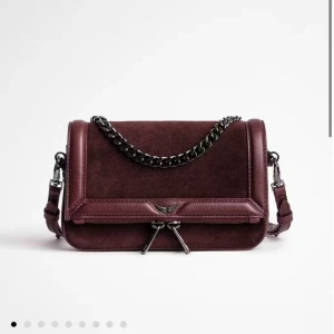 Zadig & Voltaire väska - Såå snygg väska från Zadig & Voltaire♥️♥️ Köptes för 3000 kr och har några få defekter som lite rostig på kedjan och skav på bandet, också lite märken på mockan annars väldigt fin💞