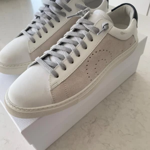 Oliver Cabell Low 1 Sea Salt sneakers - Helt oanvända Oliver Cabell, Low 1, Sea Salt, stl 38. Beställda i augusti från deras hemsida i USA, men passade tyvärr inte i storlek. Betalade 2554:- med frakt och tullavgift. Säljer för 1900:-