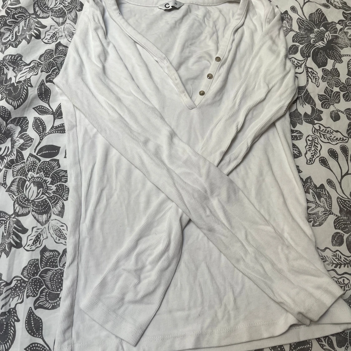 Vit ribbad långärmad tröja med knappar - 1