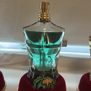 Klassisk herrparfym i unik flaska - En ikonisk parfym från Jean Paul Gaultier med den välkända bystflaskan. Perfekt för dig som vill sticka ut med en stilren och trendig doftaccessoar på hyllan. 75 ml. 3 månader gammal. 
