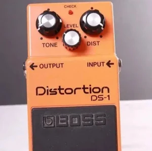 Distortion DS-1 - Boss DS-1 Distortion-pedal i klassisk orange design. Utrustad med reglage för Tone, Level och Dist. Pedalen ser ut att vara i gott skick utan synliga repor eller skador. Perfekt för gitarrister som vill ha ett ikoniskt distljud.
