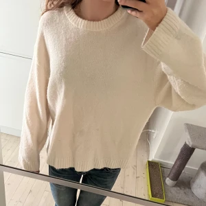 Vit stickad tröja  - Mysig vit stickad tröja med rund halsringning och ribbade muddar. Tröjan har en loose passform och är perfekt för lager-på-lager. Enkel och stilren design som funkar till jeans eller kjol. Finns en liten defekt på slide 3 🥰