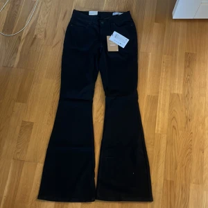 Lågmidjade jeans  - Skit snygga svarta low rise bootcut jeans från Vero moda helt nya med prislapp!nypris 600kr säljer för 400kr, Storlek M/32💕