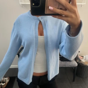 Ljusblå kofta med knapp - Ljusblå kofta med en knapp från Gina Tricot. Använd endast en gång!💕