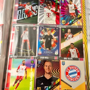 Fotbollskortsamling: Panini Adrenalyn XL & Topps Match Attax - En grym samling fotbollskort med stjärnor från klubbar som Bayern München, Real Madrid och Manchester City! Perfekt för dig som älskar fotboll, samlar på kort eller vill byta med vänner. Innehåller limited editions, klubbmärken och toppspelare. En riktig höjdare för unga fans!