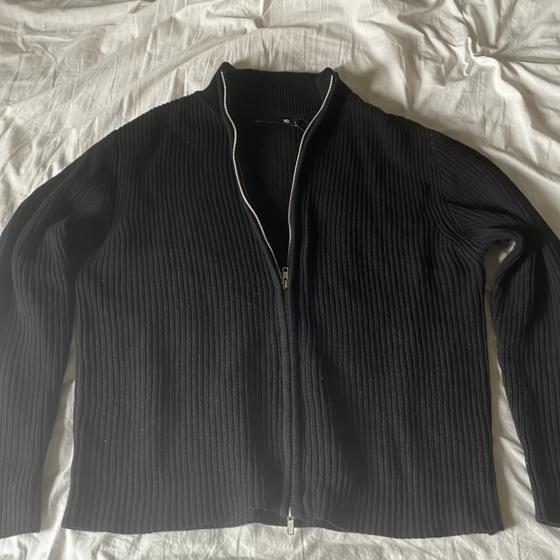 Svart ribbad kofta med dragkedja