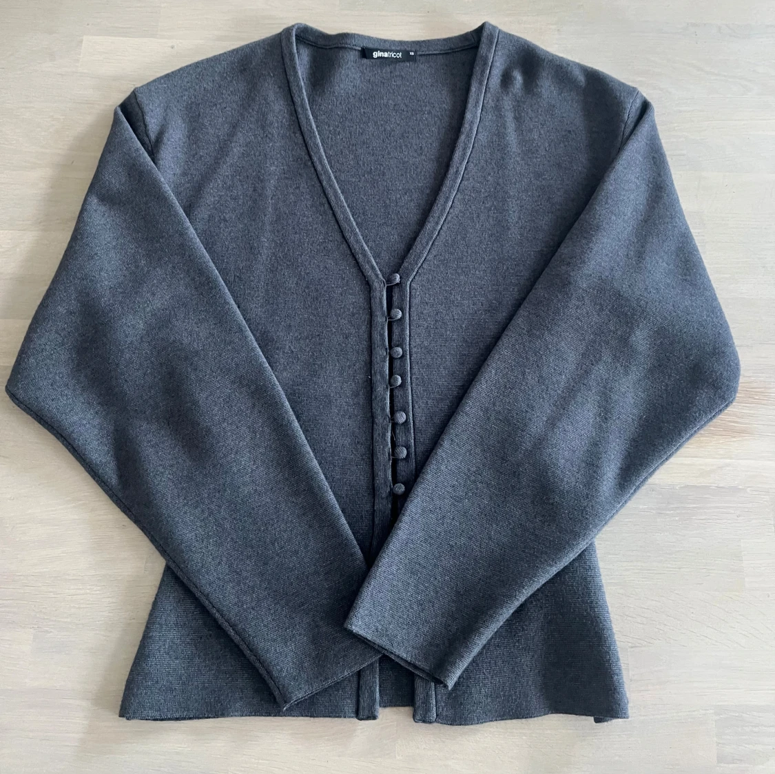 Mörkgrå cardigan från Gina Tricot - 1