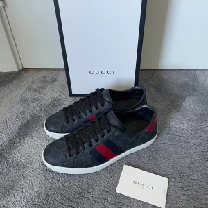 Gucci skor - Tja! Säljer nu dessa riktigt feta Gucci skorna i modellen ace! Skorna är i fint skick! Skorna är i storlek 6-40/41! Skriv vid frågor eller prisförslag! Vid snabbaffär=bättre pris 