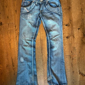Diesel Jeans - 🏷️ Brand: Diesel 📐 Size: 28 🎨 Color: Light blue 🧵 Material: 100% Cotton 👕 Fit: Bootcut 📏 Length: Regular ⭐ Condition: Slight signs of wear ⚠️ Defects: Small damage on the bottom