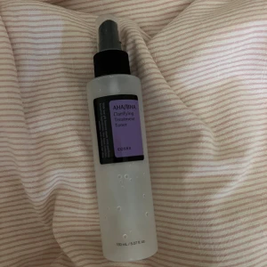 TOM COSRX AHA/BHA Clarifying Toner - En genomskinlig sprayflaska med COSRX AHA/BHA Clarifying Treatment Toner, 150 ml. Tonern har svart spraykork och lila etikett. Perfekt för dig som vill ha en fräsch och återfuktad känsla i ansiktet. Denna är tom så du kan fylla på den med din val fria toner 😌