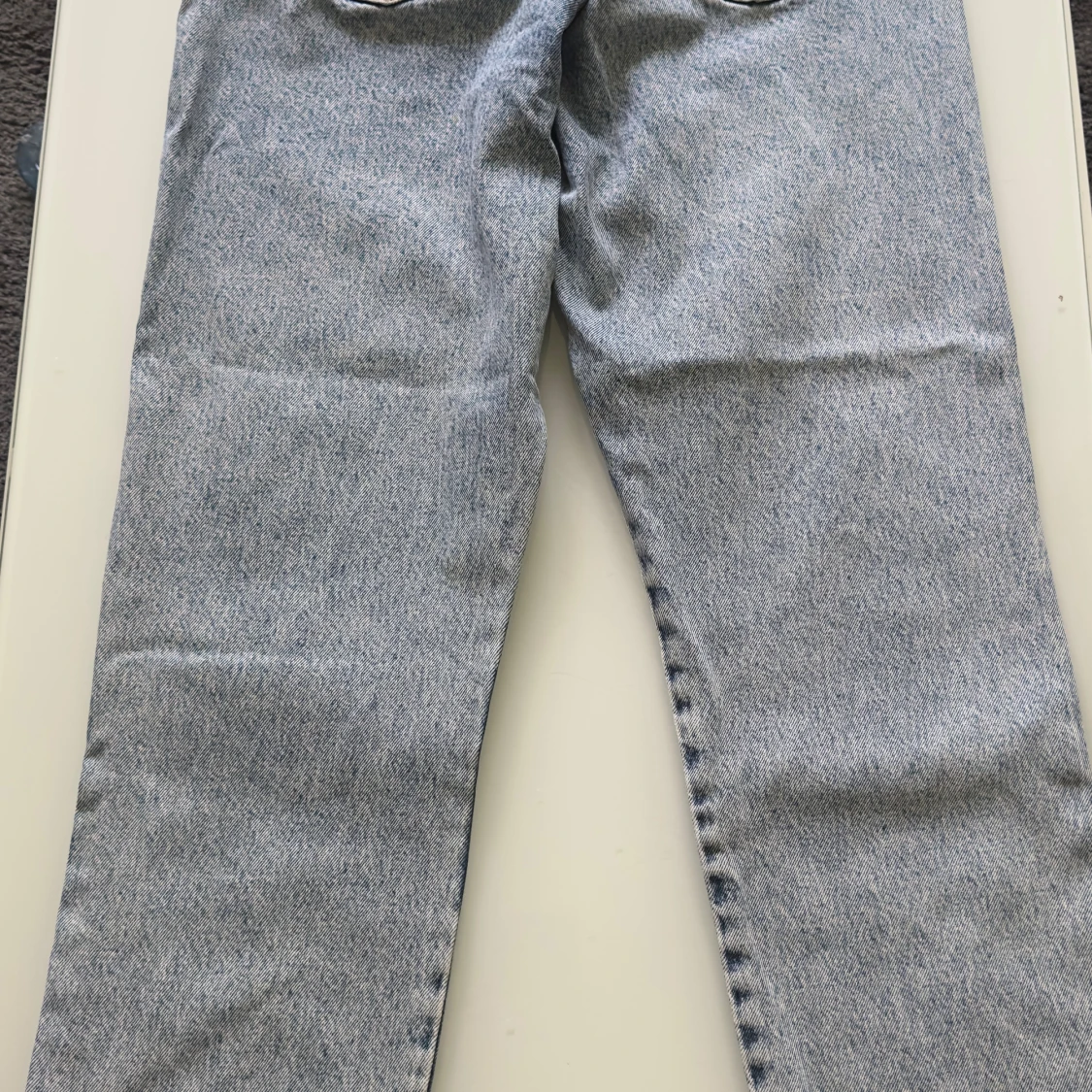 Ljusblå raka jeans