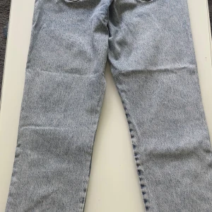 Ljusblå raka jeans - Säljer ett par ljusblå jeans med klassisk rak passform. Jeansen har en snygg tvättad look och är tillverkade i slitstarkt denimtyg. Perfekta för dig som gillar en enkel och tidlös stil. Storleken är w30 l32