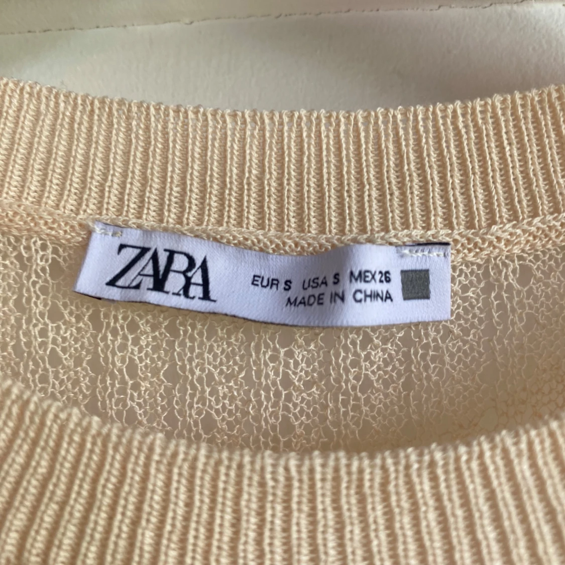 Beige ribbad topp från Zara - 2