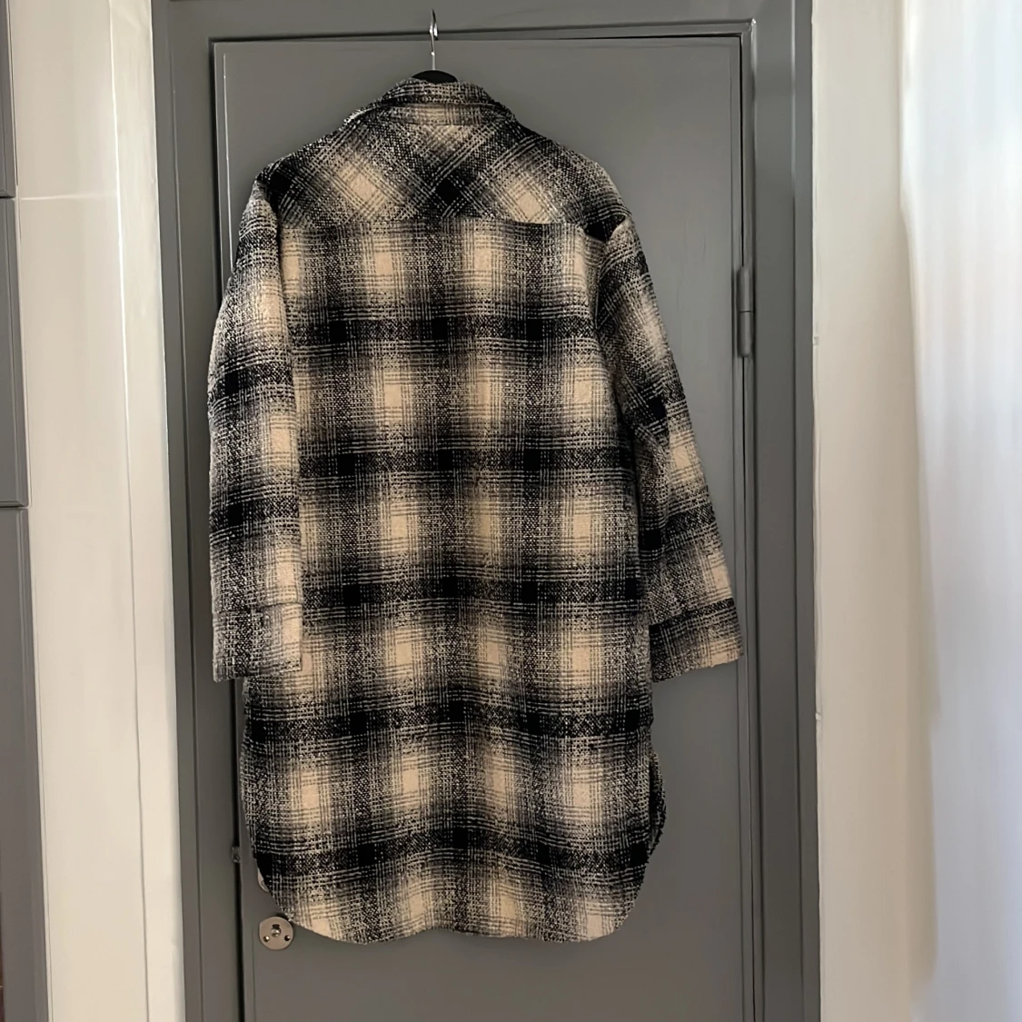 Rutig oversize skjortjacka från Neo Noir - 2