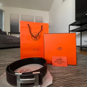 Mörkbrunt skärp med H-spänne - Mörkbrunt bälte i topp skick om du har några frågor är det bara att skriva till mig 😃