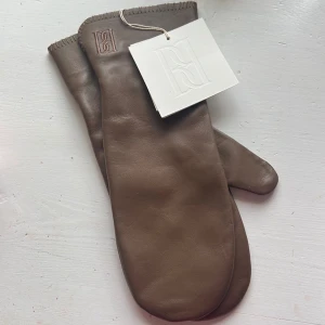 Bruna skinnvantar från By Malene Birger - Bruna tumvantar i mjukt skinn från By Malene Birger. Äkta skinn 100% skinn.