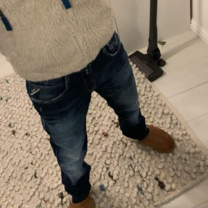 Replay anbass jeans - Ett par jeans från replay som är i modell slim fit. Jeansen är i 28/32 men sitter som 29/32- 30/32