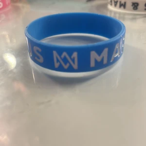 Blått silikonarmband Marcus & Martinus - Blått silikonarmband med vit text och Marcus & Martinus-logga. Perfekt accessoar för fans som vill visa sitt stöd. Armbandet är flexibelt och bekvämt att bära hela dagen. !!pris kan diskuteras!!