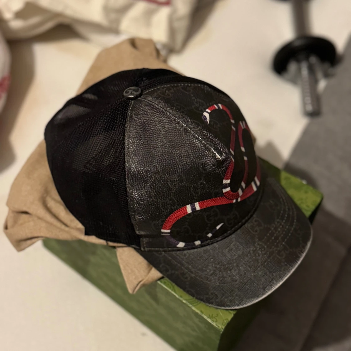 Gucci keps med orm och GG-mönster