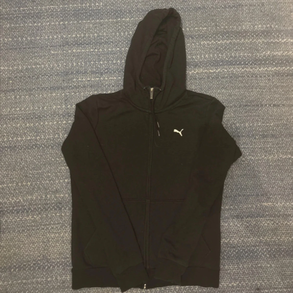 Svart hoodie från Puma med dragkedja