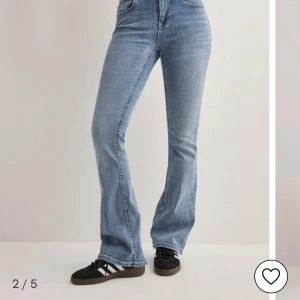 Ljusblå bootcut jeans med hög midja - Snygga ljusblå jeans med bootcut och hög midja. Klassisk femficksmodell i stretchigt denim som sitter tajt upptill och släpper ut vid benslutet. Perfekta för dig som gillar en retrovibe och vill ha en bekväm passform. Från veromoda🤍