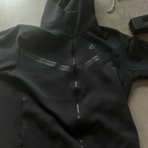 Nike tech  - Svart Nike tech den gammla versionen, storlek L , skick 9/10, skriv om du har frågor 