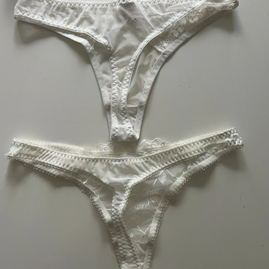 Vit spetsbikini med rosett och blommor - 3