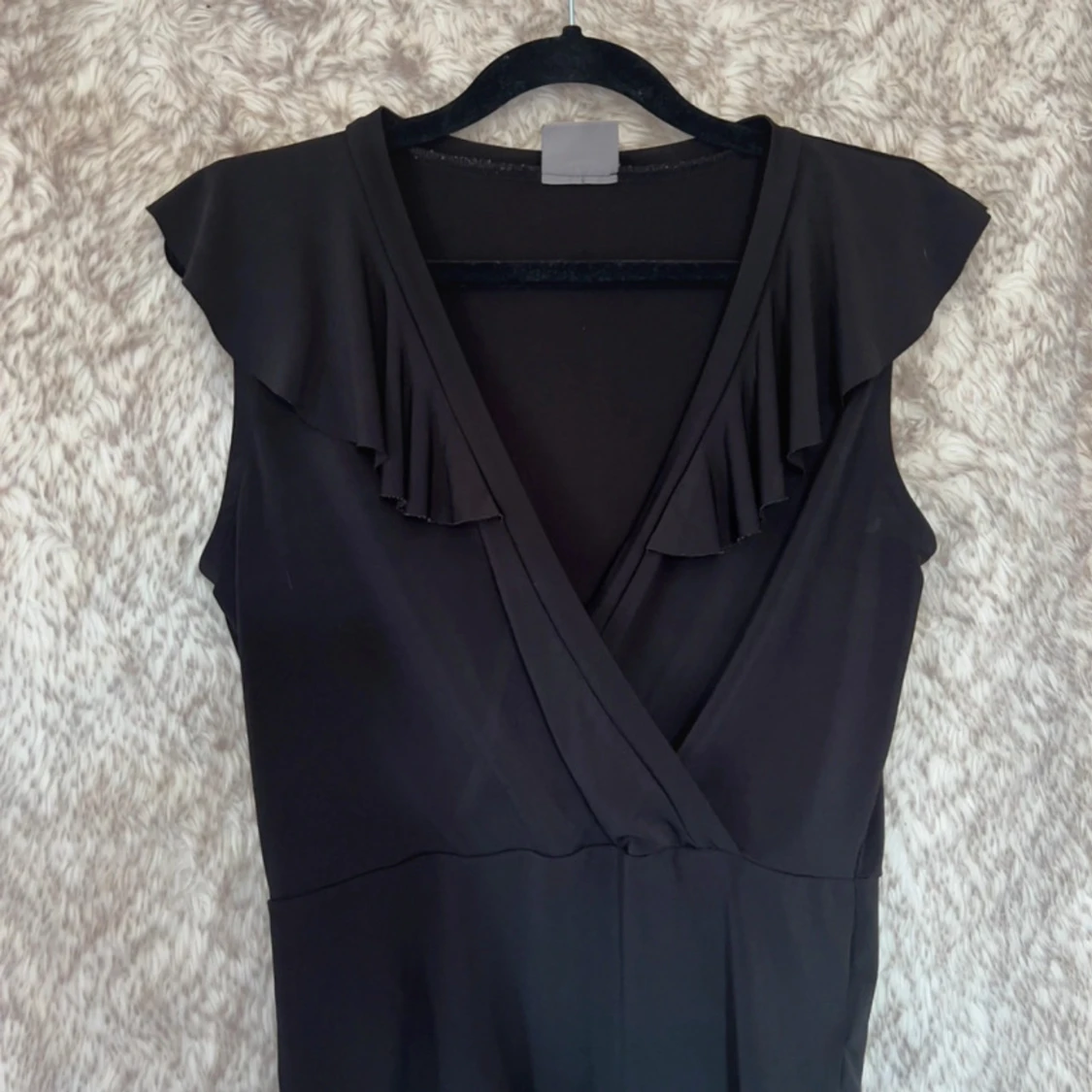 Svart omlott bodysuit med volang - 1