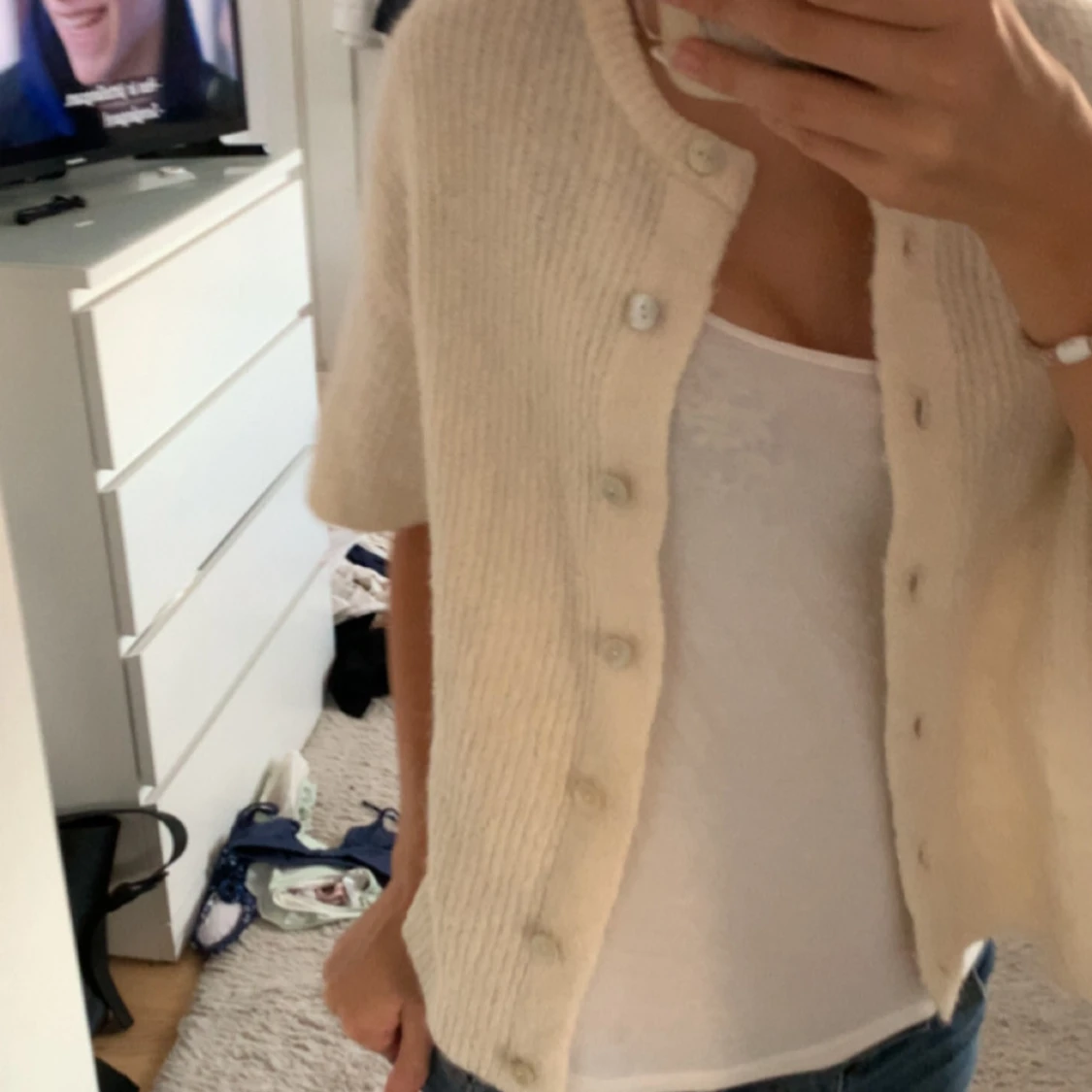 Kortärmad beige kofta med knappar - 1