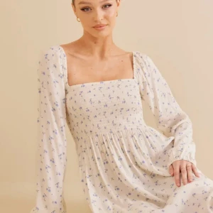 Lång blommig klänning från Envii - Säljer denna långklänning från Envii, jättefin men har tyvärr inte används särskilt mycket! Storlek XS. Köptes för 1200kr. Finns inte kvar på hemsidan💞 Skriv för fler bilder eller frågor!!