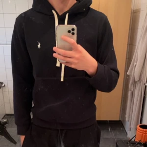 Ralph lauren hoodie - Säljer denna extremt snygga Ralph lauren Hoodien i svart, perfekt nu till hösten, knappast använd och bara att höra av sig vid funderingar 