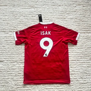 Isak Liverpool home shirt 25/26 - Brand new Isak the Great shirt with premier league patch. Completely unused.🫱🏻🫲🏻  The reason these jerseys cost a bit more than the others is because I paid for FedEx express shipping and customs, and I want to give you the chance to get this jersey before anyone else 🤝🏼