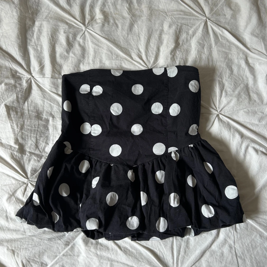 Svart prickig topp från Zuiki