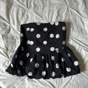 Svart prickig topp från Zuiki - Super söt prickig topp! Smockad baksida, och fint skick. S/M