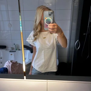 blus med spetsärmar från Zara - Superfin vit blus från Zara med korta ärmar i spets. Knappt använd och passar till allt🤩💝fint skick! PS: välj gärna Instabox vid köp, postar snabbare då (inom 24h)🥰