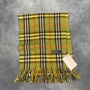 Burberry Halsduk - Skick: 7/10 (Vintage), begagnad, inga defekter. | Vad som ingår: Endast halsduken. | Ordinarie pris: +- 4000 SEK / 400 €. | ​​OBS: Halsdukarna finns i samma färgsättning men kan skilja sig något i modell eller detaljer, beroende på tillverkningsår eller kollektion
