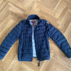 Parajumper jacka - Snygg jacka från parajumper. Passar både tjej o kille. Har ett jätte litet igentäppt hål på högra handled som man kan se i sista bilden samt längst ned vid dragkedjan. Perfekt för kyliga dagar och enkel att bära med sig. Storlek youth-L så passar som en xs.Nypris 3800kr