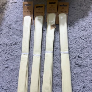 Pompom Dekorationskit & Flower Backdrop - Stort dekorationspaket med flera POMPOM pappersblommor i vitt och guld, samt en flower backdrop i guldfoil (10 strängar, 210 cm). Perfekt för fest, bröllop eller kalas. Allt är nytt och oöppnat i originalförpackning.