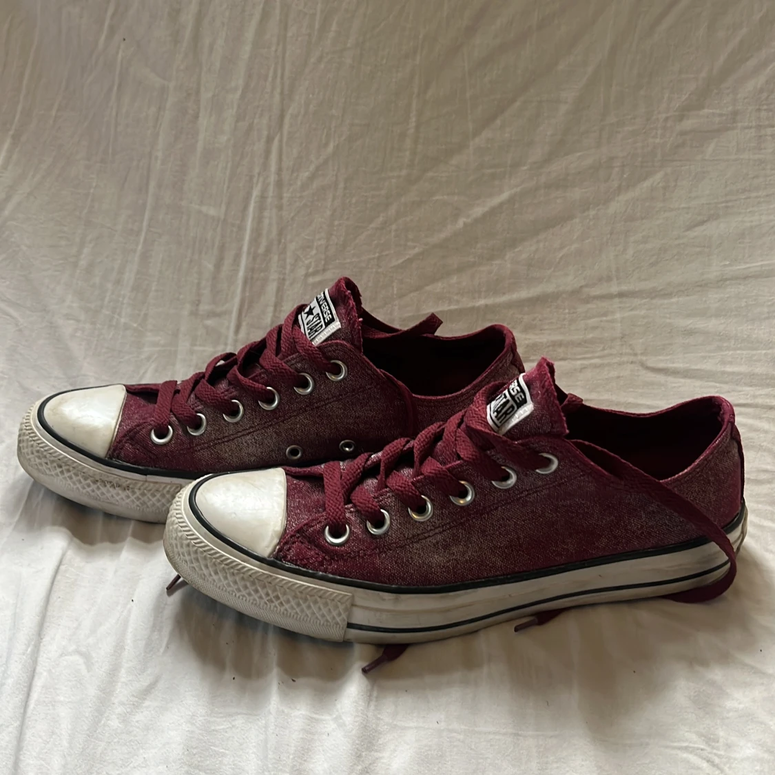 Vinröda låga converse - 1